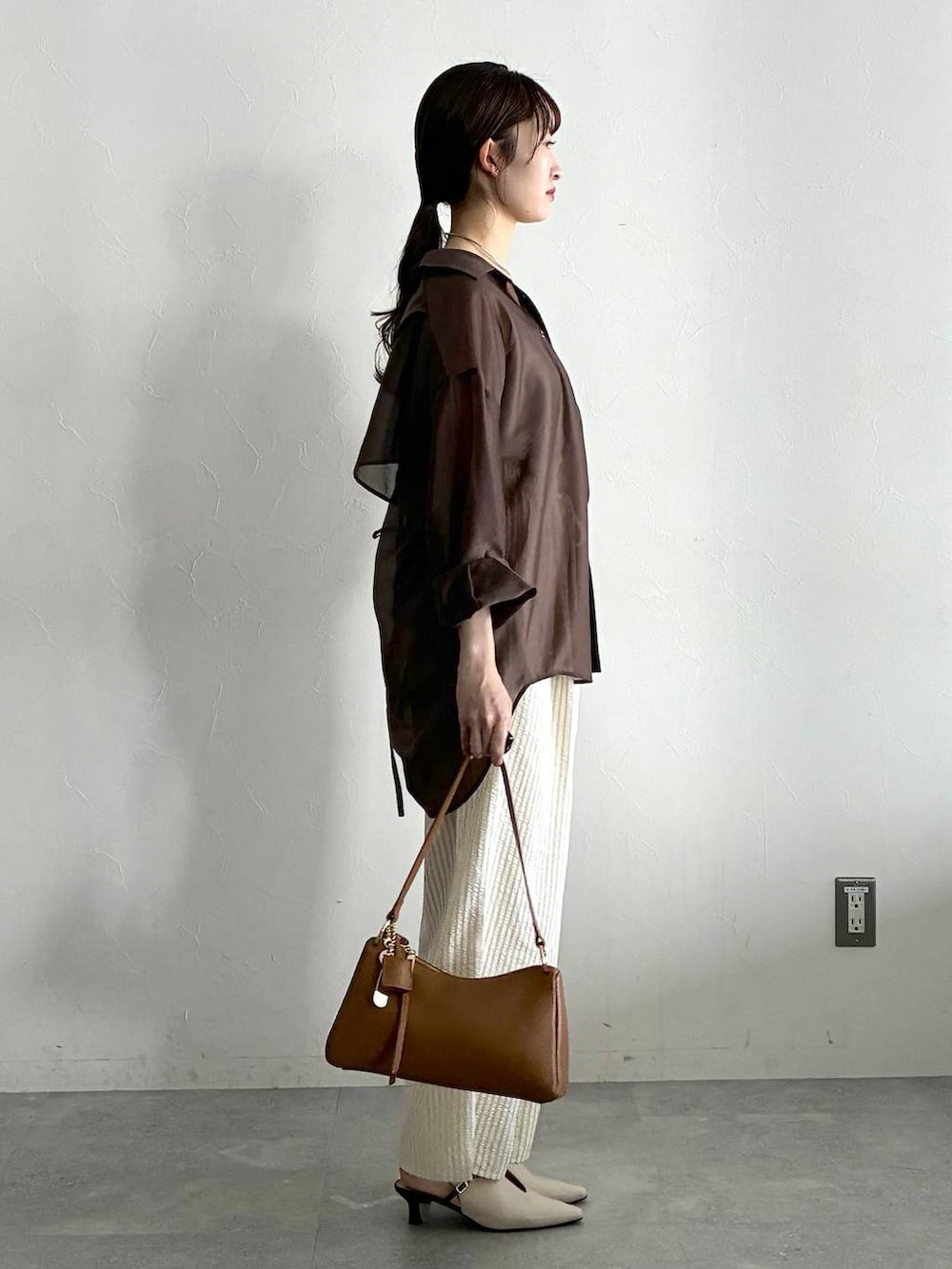 ブラウン系のシャツ/ブラウス、ホワイト系のサンダル、ベージュ系のその他パンツを着用したレディースの春コーディネートの4枚目の写真