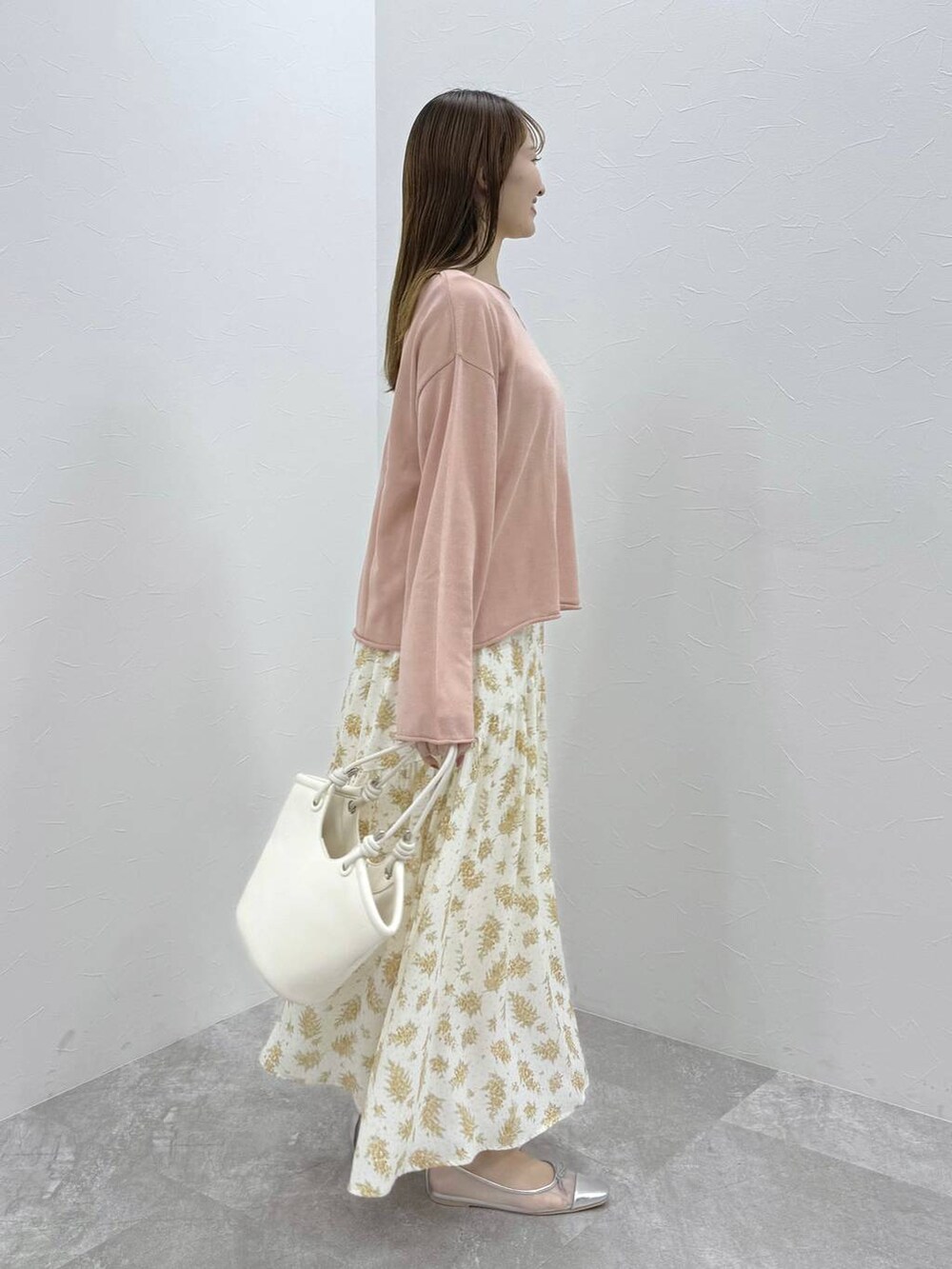 シルバー系のバレエシューズ、イエロー系のスカート、ピンク系のニット/セーターを着用したレディースの春コーディネートの2枚目の写真