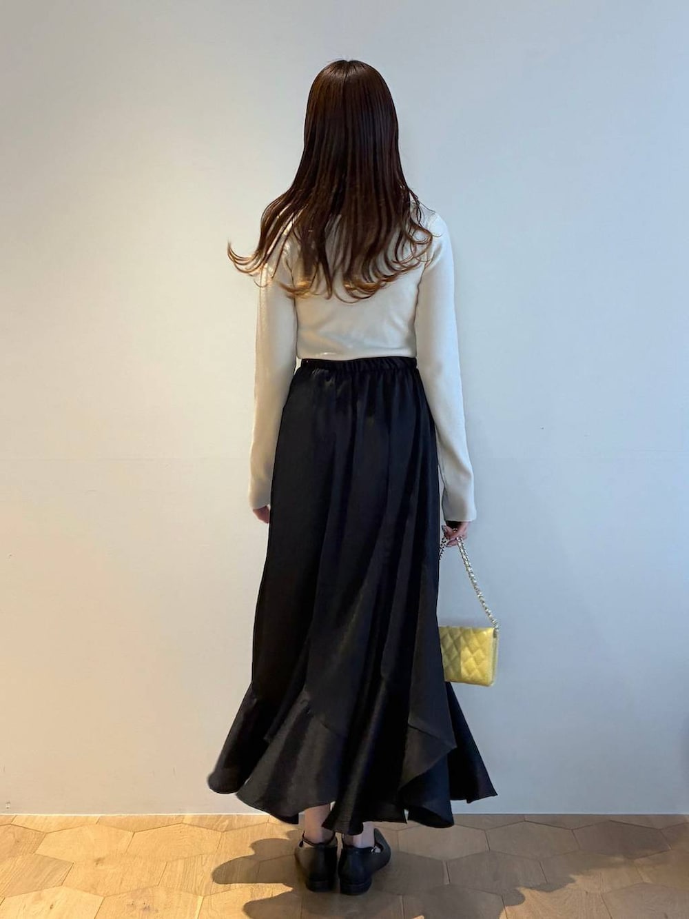 ブラック系のパンプス、ホワイト系のニット/セーター、ホワイト系のノーカラージャケットを着用したレディースの春コーディネートの8枚目の写真