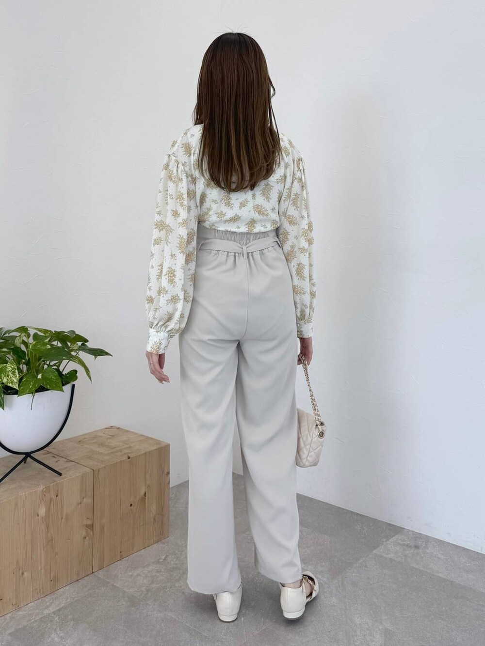 イエロー系のシャツ/ブラウス、ホワイト系のその他パンツ、ホワイト系のショルダーバッグを着用したレディースの春コーディネートの3枚目の写真