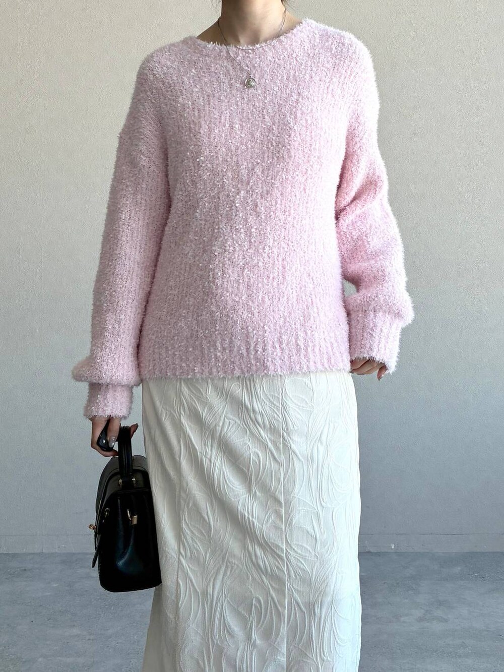 ブラック系のローファー、ブラック系のショルダーバッグ、ピンク系のニット/セーターを着用したレディースの冬コーディネートの5枚目の写真