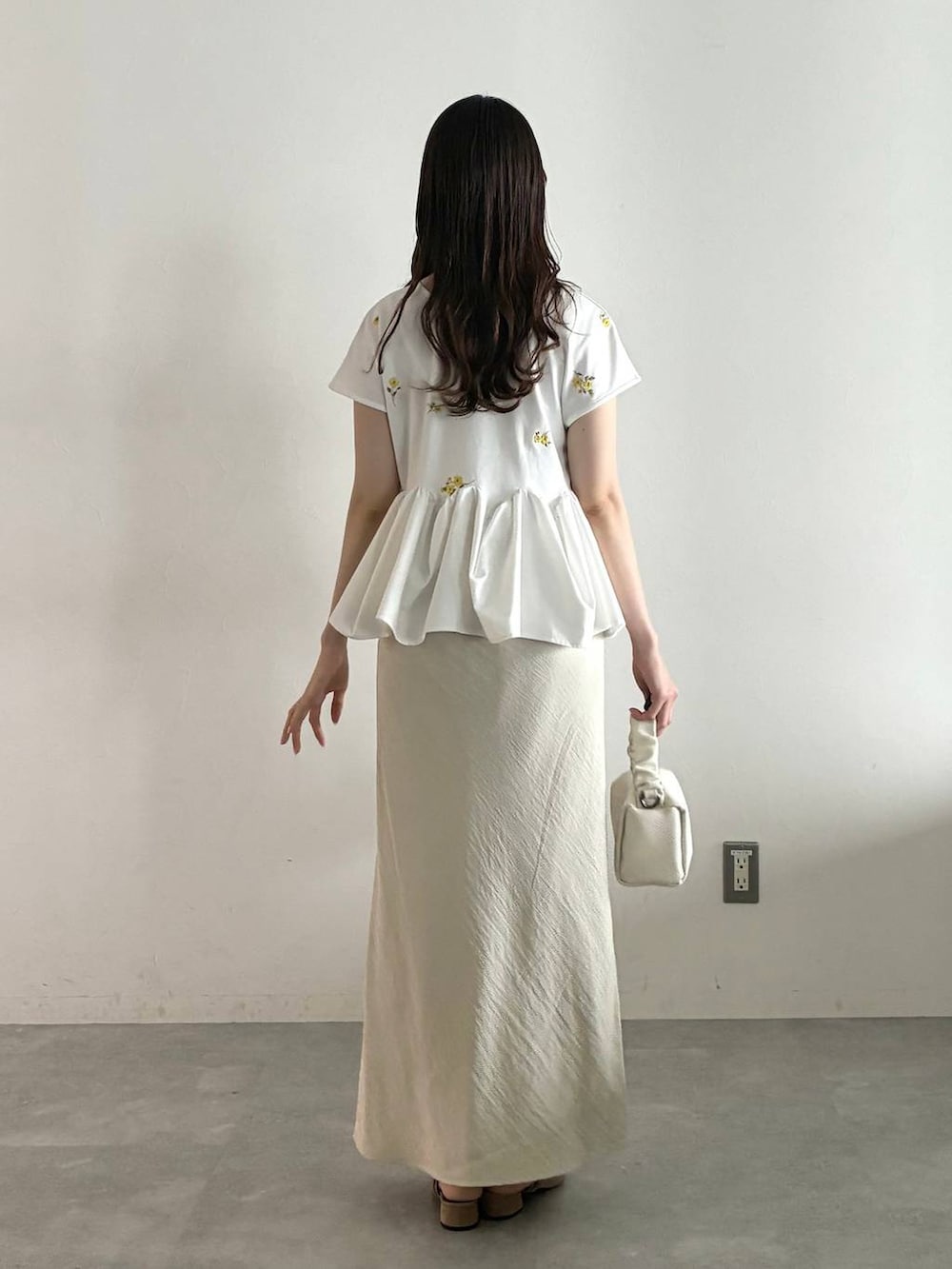 ホワイト系のTシャツ/カットソー、ベージュ系のサンダル、ホワイト系のスカートを着用したレディースの夏コーディネートの3枚目の写真