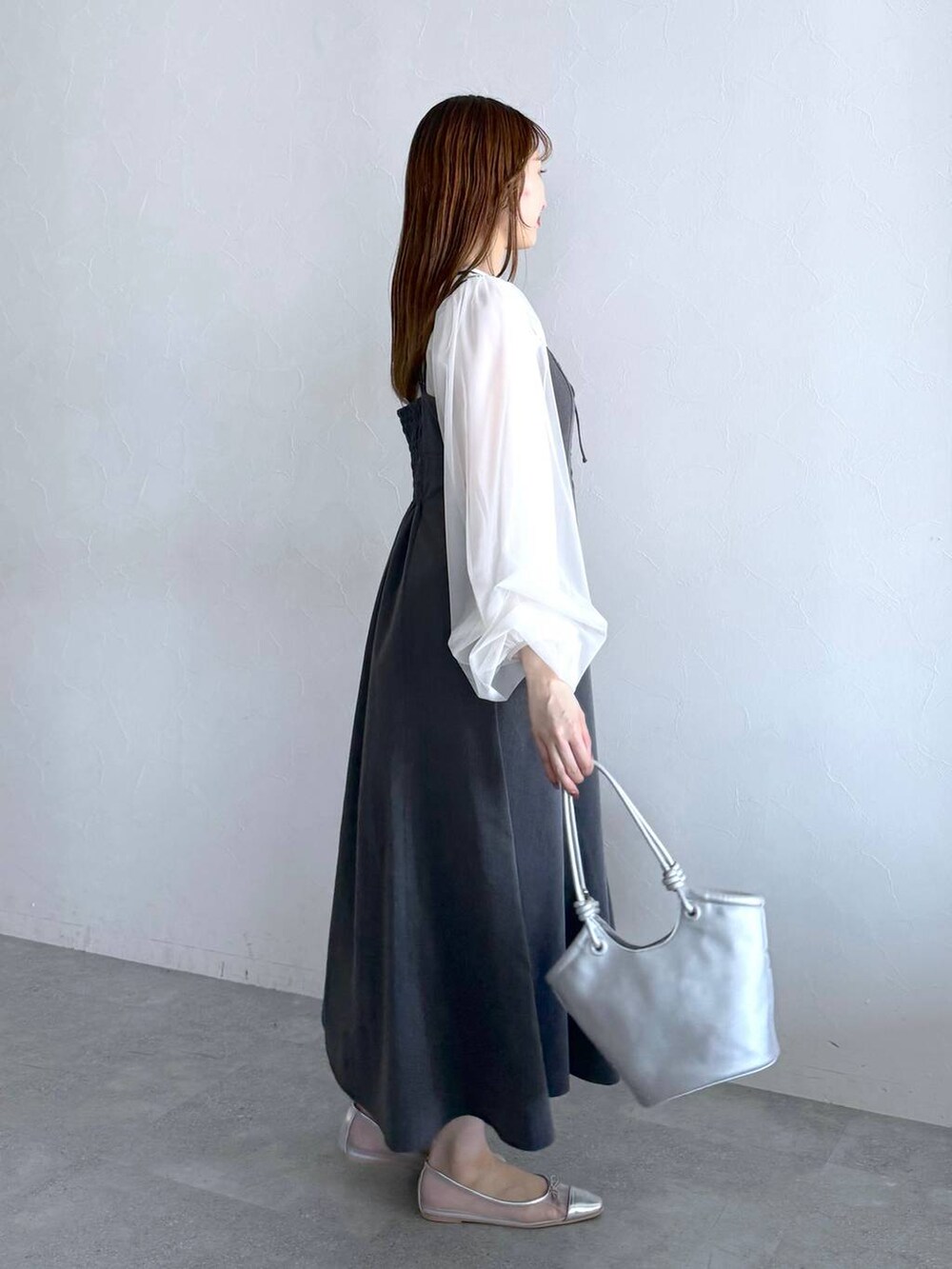 シルバー系のバレエシューズ、ホワイト系のTシャツ/カットソー、グレー系のワンピースを着用したレディースの春コーディネートの2枚目の写真