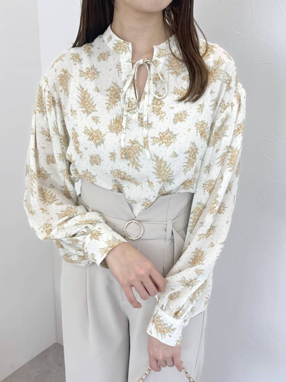 イエロー系のシャツ/ブラウス、ホワイト系のその他パンツ、ホワイト系のショルダーバッグを着用したレディースの春コーディネートの4枚目の写真