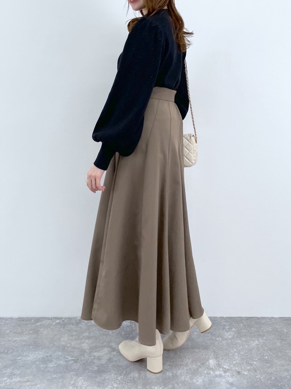 「mysty woman、ハイネック、ニット、ボリューム袖、ロングスカート、WEB限定、ショートブーツ、ストレッチブーツ、モノトーン、秋服準備はじめました、キルティング、キルティングバッグ」｜「mysty womanのボリュームスリーブニットプルオーバー　165695（ニット/セーター、ブラック系）」を使った、ひ　な　たさん（レディース・160cm）の夏コーディネートの2枚目の写真