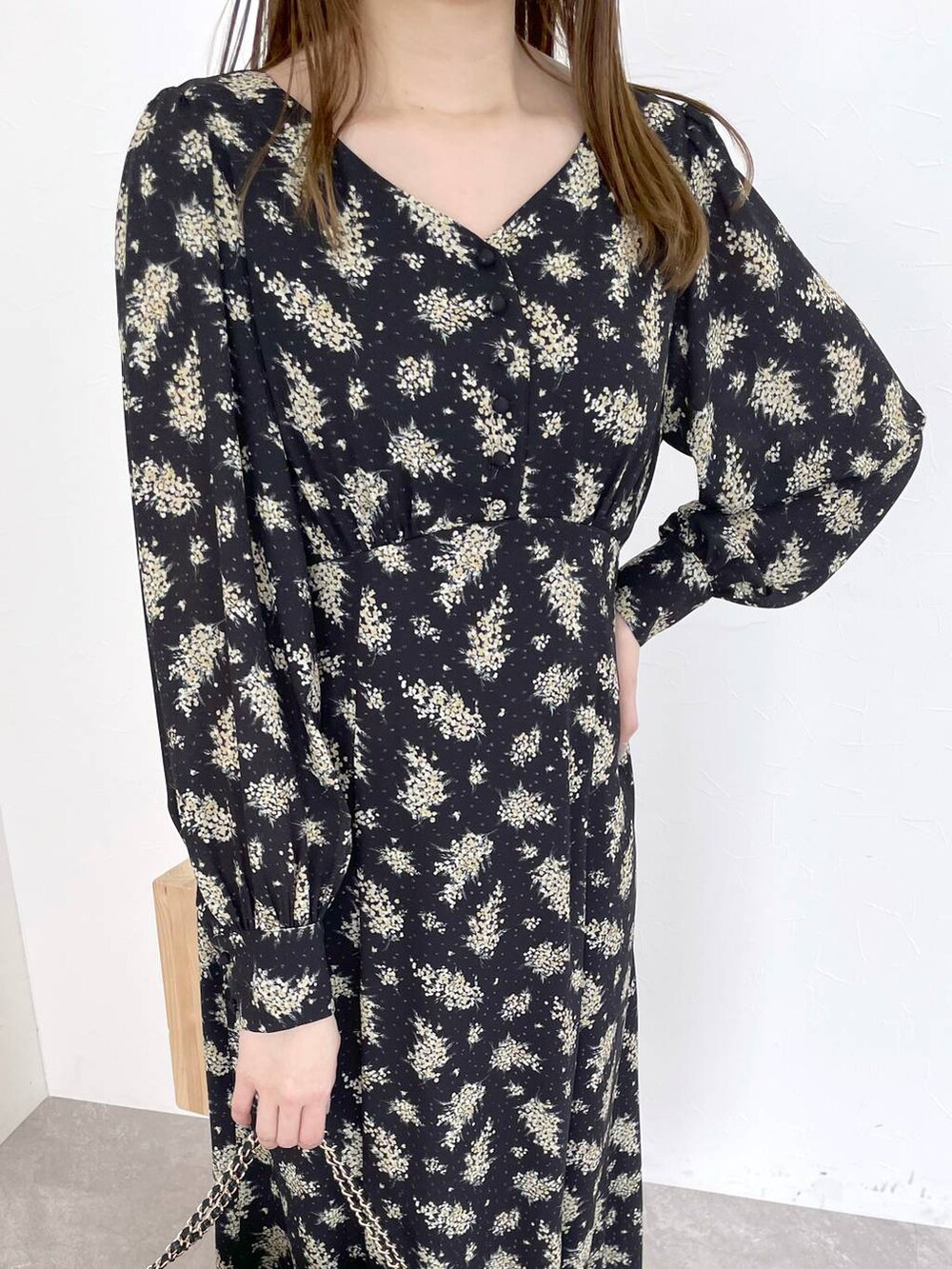 ブラック系のワンピース、ブラック系のショルダーバッグ、ブラック系のパンプスを着用したレディースの春コーディネートの4枚目の写真