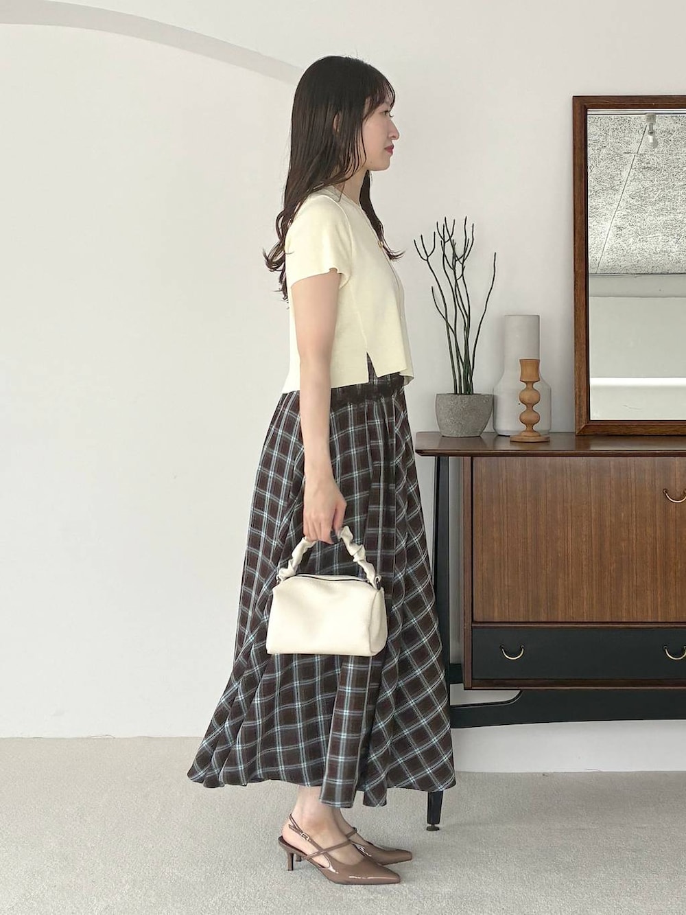 ブルー系のワンピース、ホワイト系のニット/セーター、ブラウン系のサンダルを着用したレディースの夏コーディネートの4枚目の写真