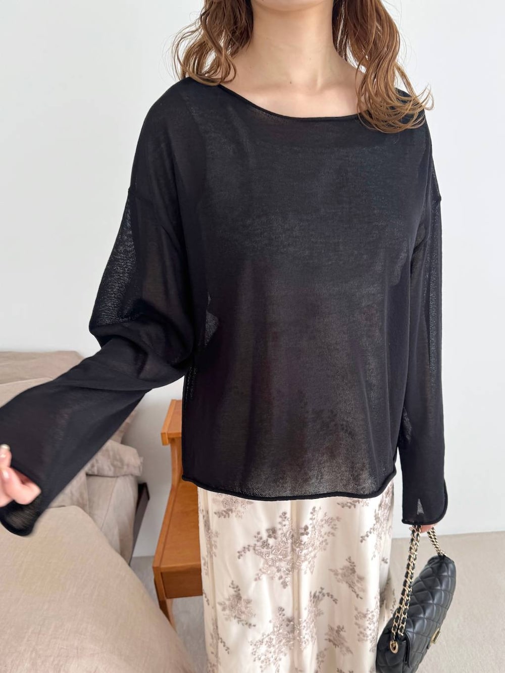 ブラック系のバレエシューズ、ブラック系のショルダーバッグ、ブラック系のニット/セーターを着用したレディースの春コーディネートの3枚目の写真