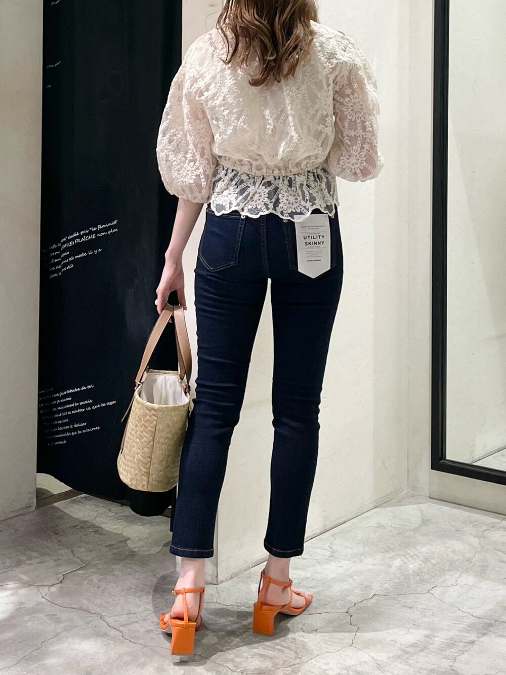 ホワイト系のシャツ/ブラウス、ホワイト系のタンクトップ、ブルー系のデニムパンツを着用したレディースの春コーディネートの3枚目の写真