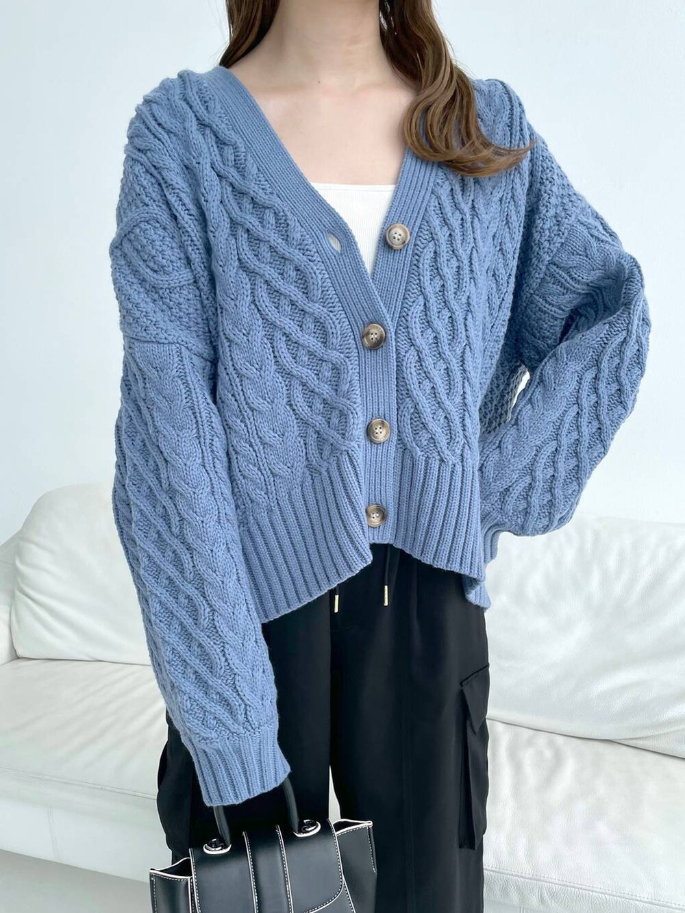 ホワイト系のキャミソール、ブラック系のハンドバッグ、ブラック系のパンプスを着用したレディースの秋コーディネートの5枚目の写真