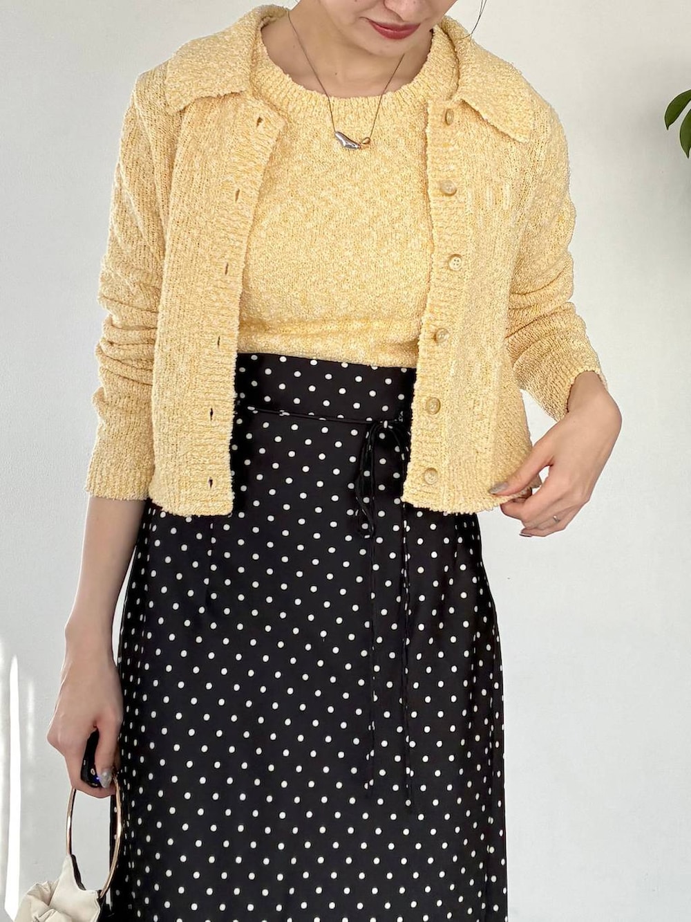 ブラック系のサンダル、イエロー系のカーディガン/ボレロ、ブラック系のスカートを着用したレディースの冬コーディネートの5枚目の写真