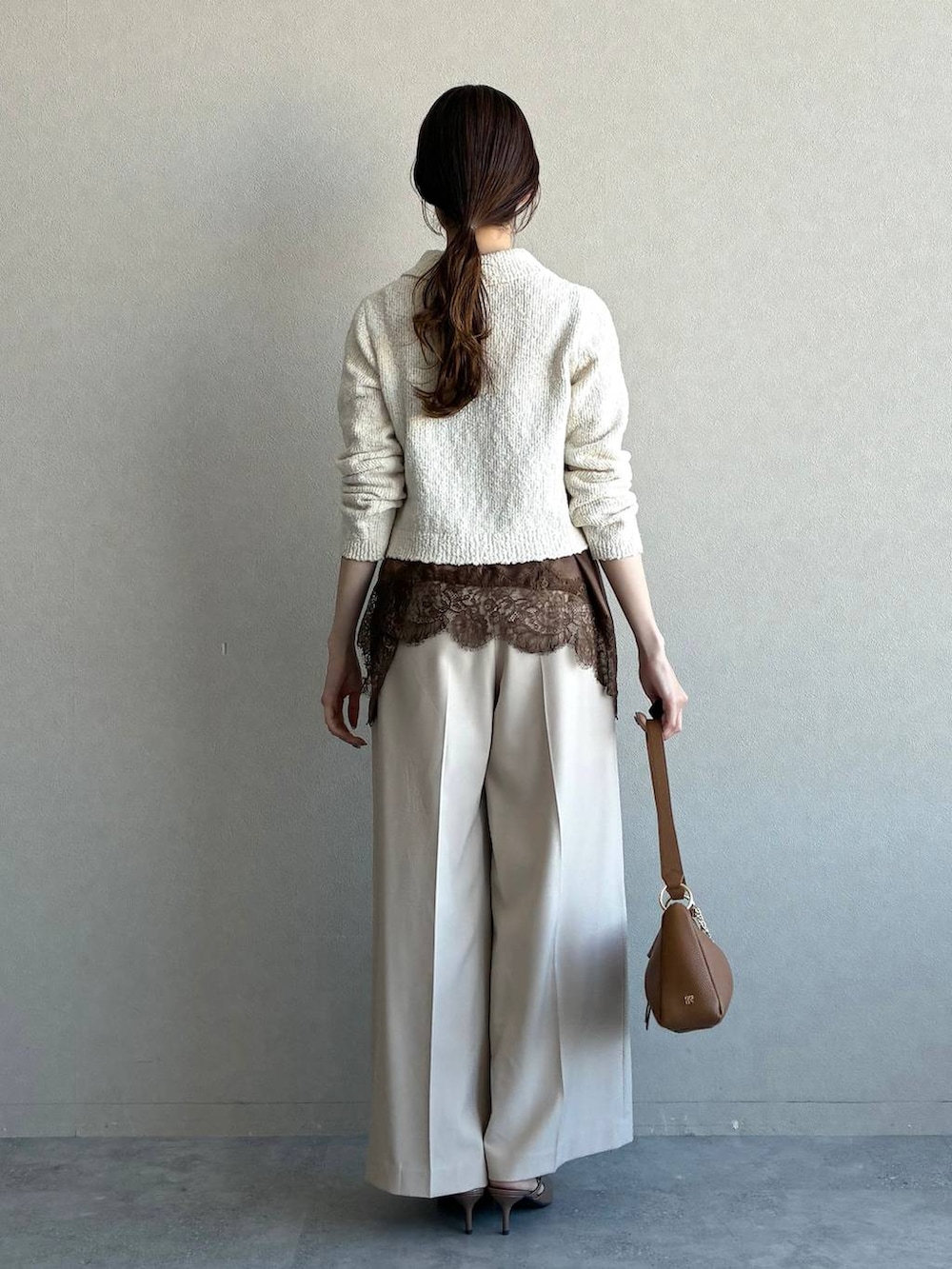 ブラウン系のサンダル、ブラウン系のキャミソール、ホワイト系のカーディガン/ボレロを着用したレディースの冬コーディネートの3枚目の写真