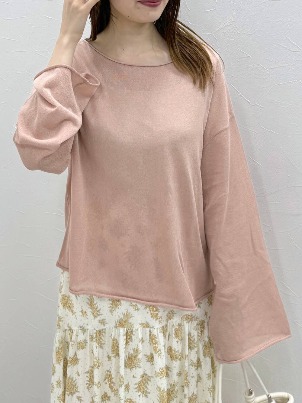 シルバー系のバレエシューズ、イエロー系のスカート、ピンク系のニット/セーターを着用したレディースの春コーディネートの4枚目の写真