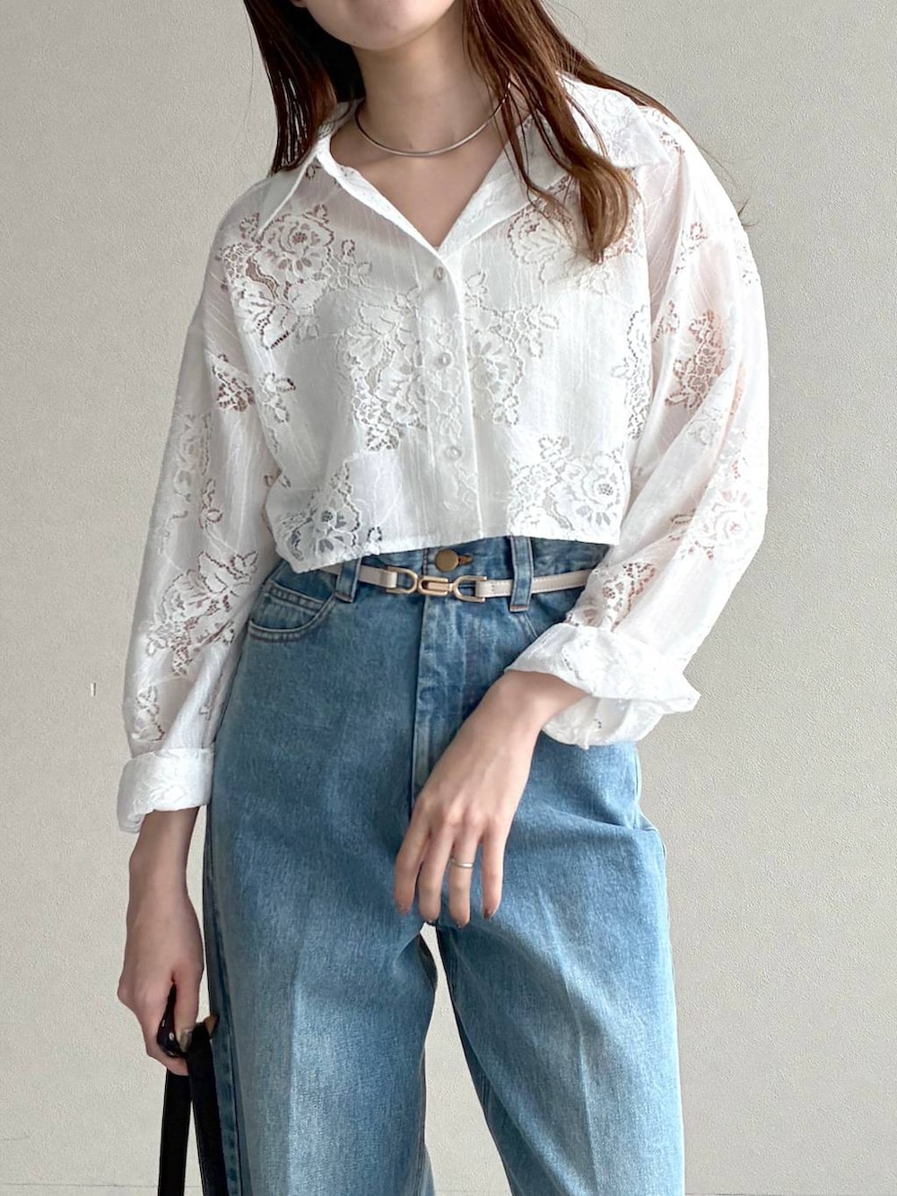 ブラック系のサンダル、ホワイト系のワンピース、ブラック系のショルダーバッグを着用したレディースの春コーディネートの5枚目の写真