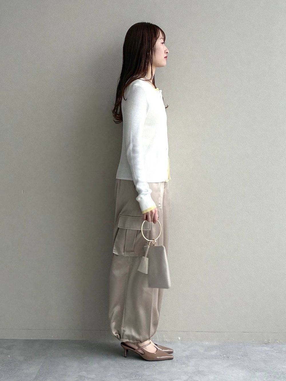 ブラウン系のサンダル、グレー系のショルダーバッグ、ホワイト系のニット/セーターを着用したレディースの春コーディネートの4枚目の写真