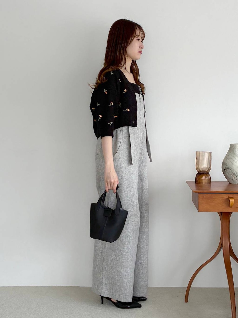 ブラック系のサンダル、グレー系のサロペット/オーバーオール、ブラック系のショルダーバッグを着用したレディースの春コーディネートの4枚目の写真