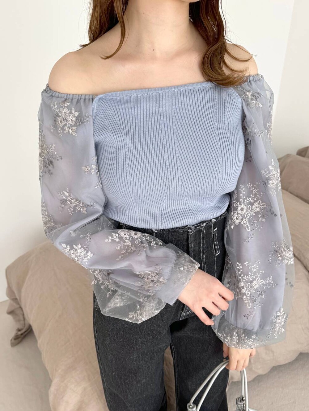 シルバー系のバレエシューズ、ブラック系のデニムパンツ、ブルー系のニット/セーターを着用したレディースの春コーディネートの4枚目の写真