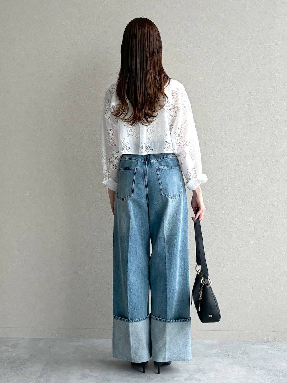 ブラック系のサンダル、ホワイト系のワンピース、ブラック系のショルダーバッグを着用したレディースの春コーディネートの3枚目の写真