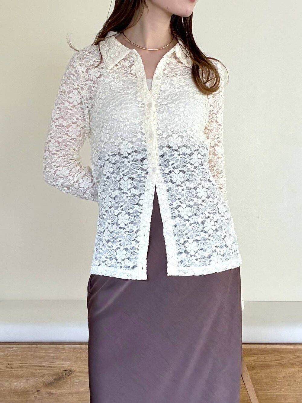 ブラウン系のサンダル、ブラウン系のスカート、ホワイト系のTシャツ/カットソーを着用したレディースの冬コーディネートの6枚目の写真