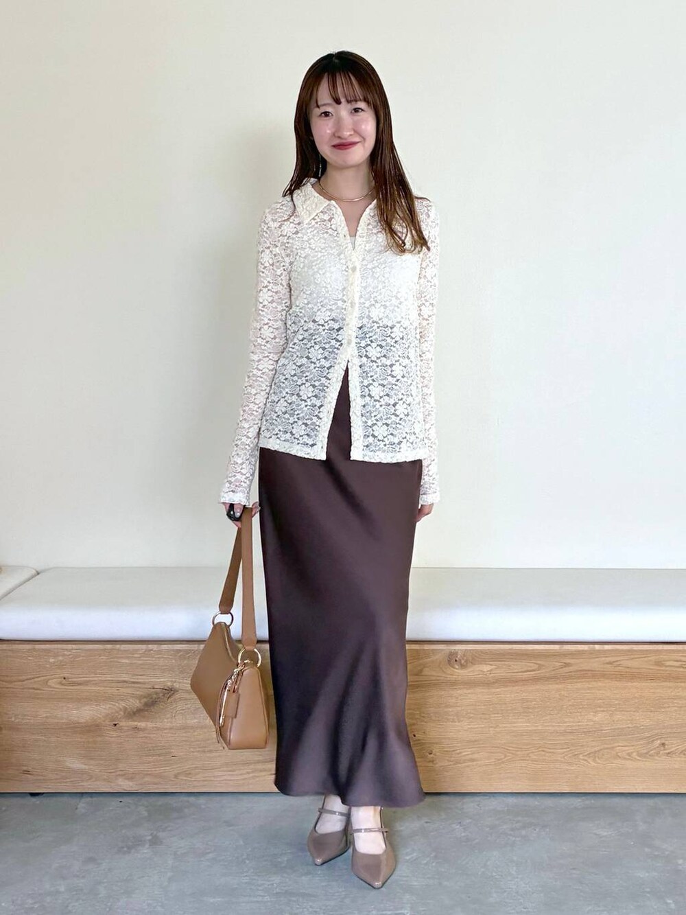 ブラウン系のサンダル、ブラウン系のスカート、ホワイト系のTシャツ/カットソーを着用したレディースの冬コーディネートの5枚目の写真