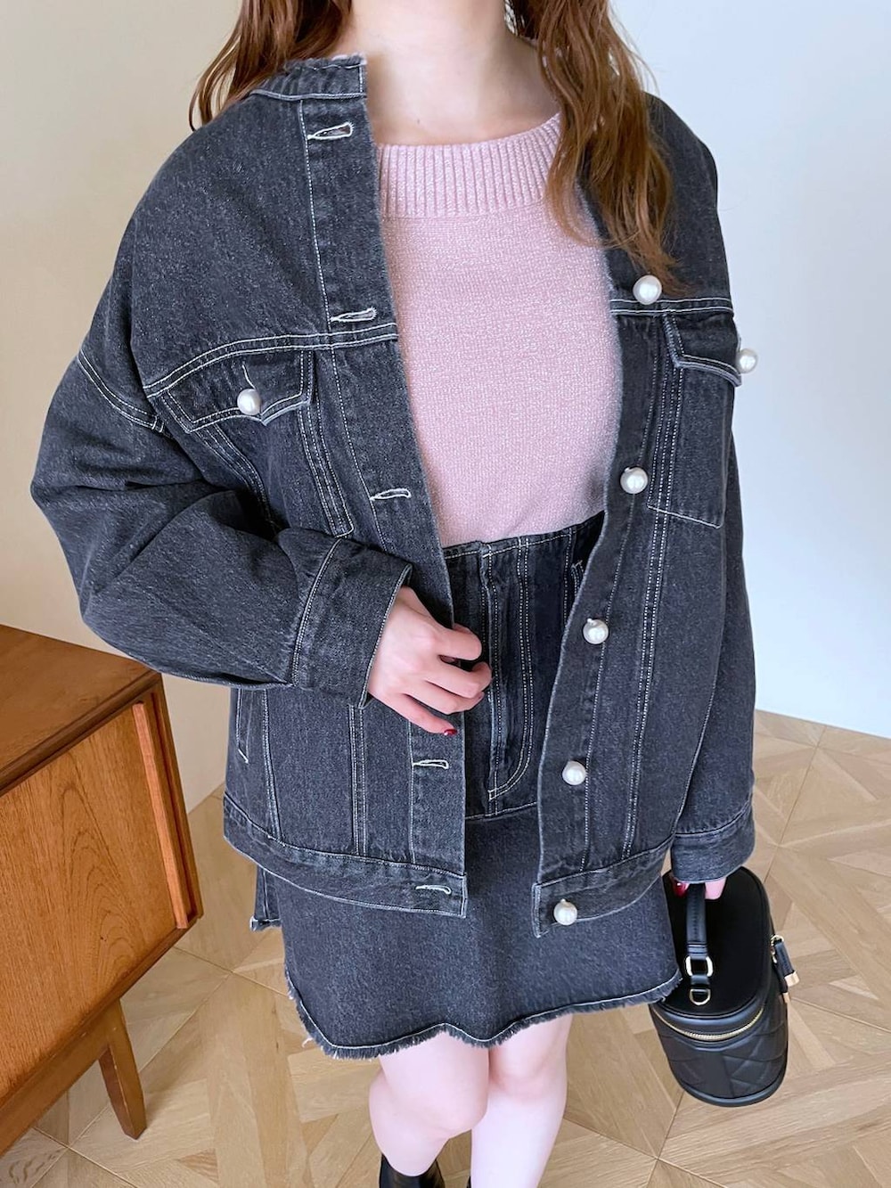 ピンク系のニット/セーター、ブラック系のブーツ、ブラック系のショルダーバッグを着用したレディースの冬コーディネートの4枚目の写真