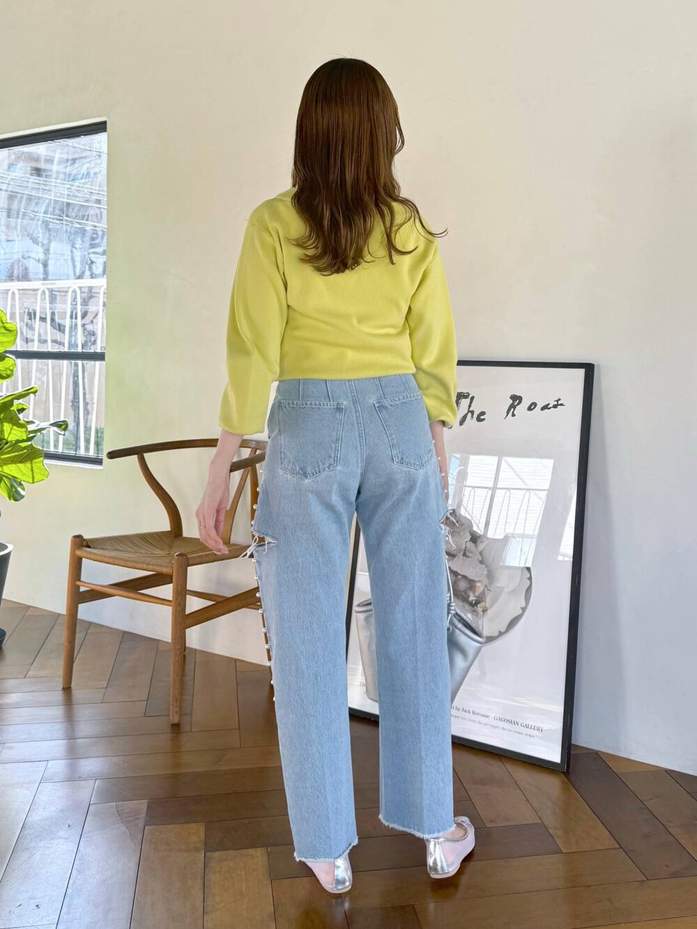 シルバー系のバレエシューズ、ブルー系のデニムパンツ、イエロー系のニット/セーターを着用したレディースの春コーディネートの3枚目の写真