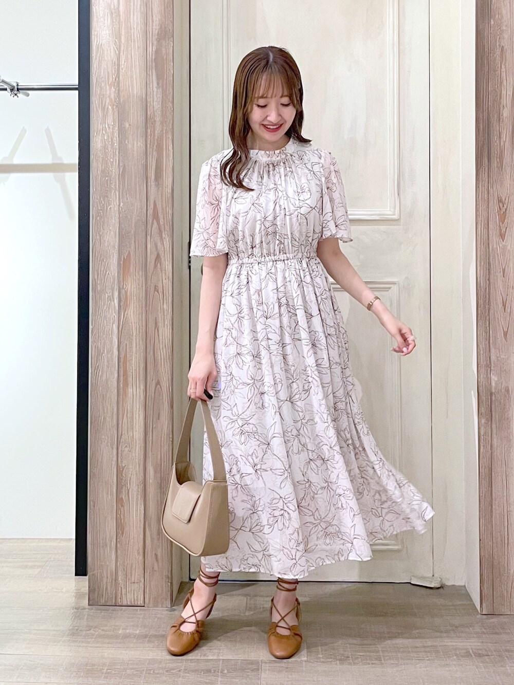 ベージュ系のワンピース/ドレス、ブラウン系のバッグ、ブラウン系のシューズを着用したレディースの夏コーディネートの4枚目の写真