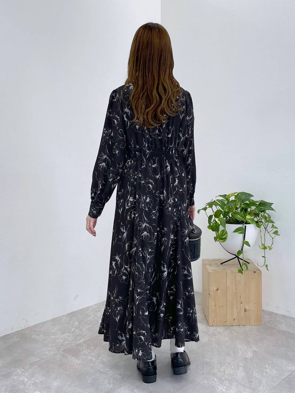 ブラック系のローファー、ブラック系のショルダーバッグ、ベージュ系のブルゾンを着用したレディースの冬コーディネートの6枚目の写真