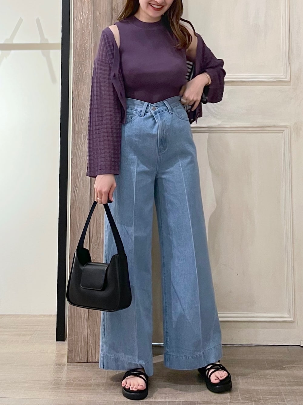パープル系のカーディガン/ボレロ、パープル系のタンクトップ、ブルー系のデニムパンツを着用したレディースの夏コーディネートの5枚目の写真