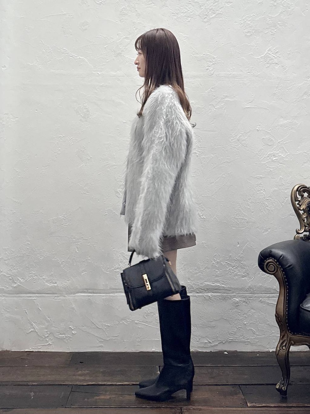 ブラウン系のその他パンツ、グレー系のカーディガン/ボレロ、ブラック系のブーツを着用したレディースの冬コーディネートの2枚目の写真