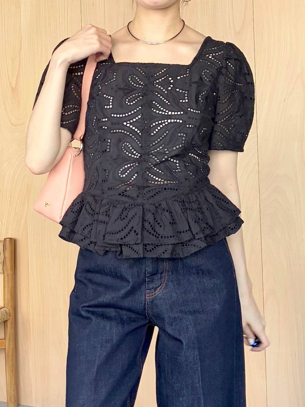 ピンク系のショルダーバッグ、ブルー系のデニムパンツ、ブラック系のシャツ/ブラウスを着用したレディースの春コーディネートの6枚目の写真