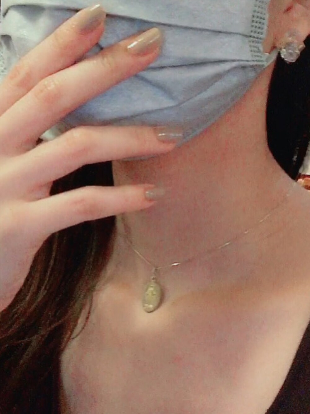 ベージュ系のマニキュア/ジェルネイルを着用したレディースの夏コーディネートの2枚目の写真