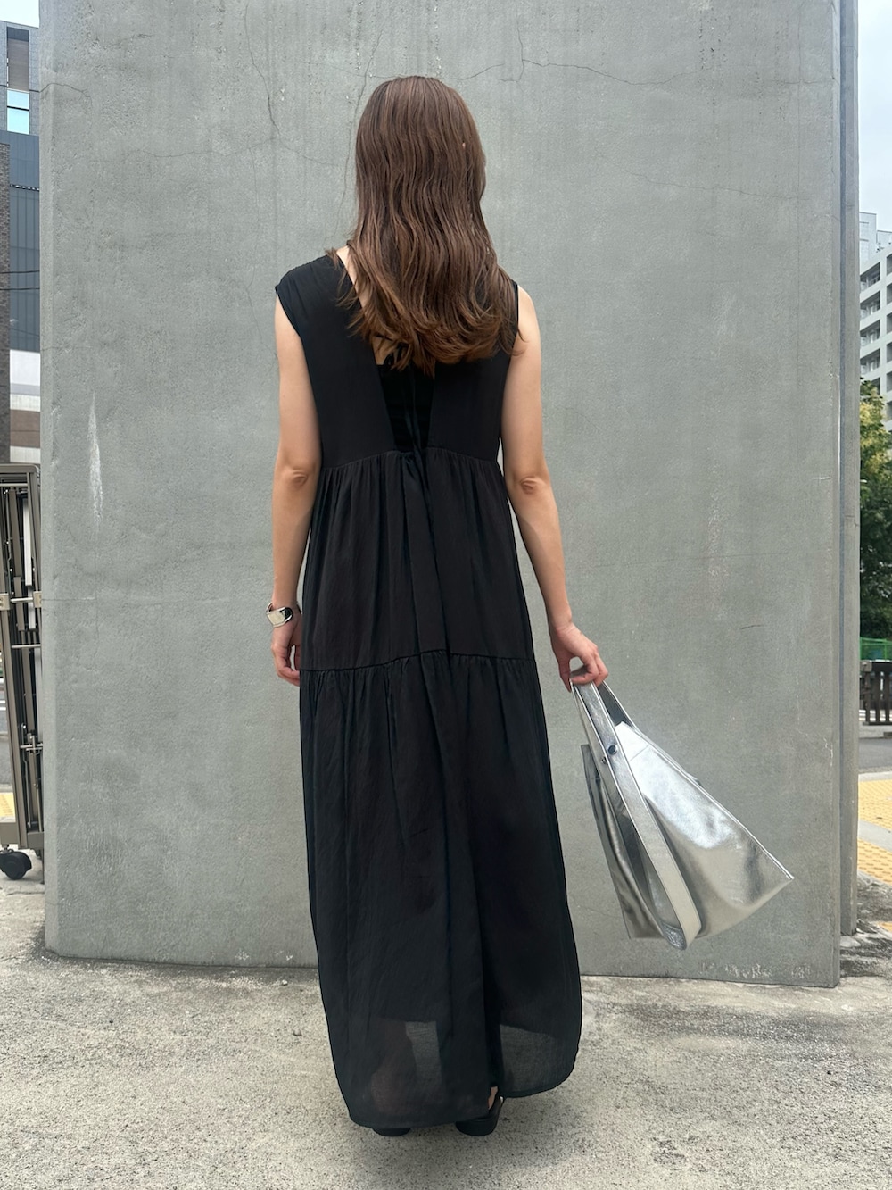 「夏コーデ、大人女子、シンプルスタイル、大人カジュアルコーデ、ティアードワンピース、ブラックコーデ、30代コーデ、メタリックバッグ、A4バッグ、A4トート」｜「Beau'reの【WEB限定】【BEAURE/ヴュレ】カウレザー 2WAY ハンドル トートバッグ（トートバッグ、シルバー系）」を使った、もっちさん（レディース・156cm）の夏コーディネートの4枚目の写真