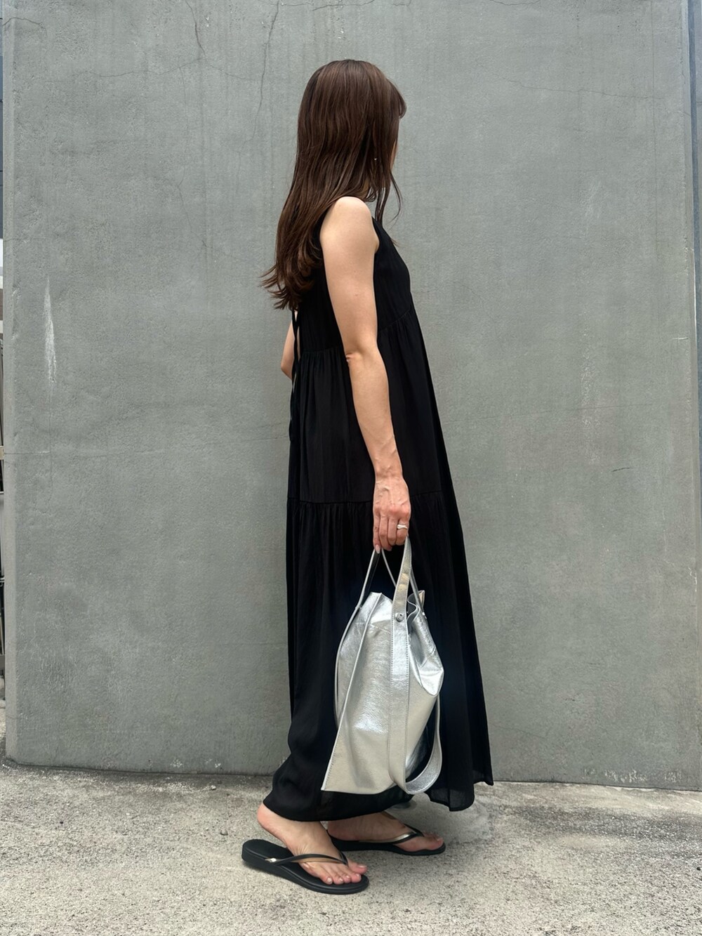 「夏コーデ、大人女子、シンプルスタイル、大人カジュアルコーデ、ティアードワンピース、ブラックコーデ、30代コーデ、メタリックバッグ、A4バッグ、A4トート」｜「Beau'reの【WEB限定】【BEAURE/ヴュレ】カウレザー 2WAY ハンドル トートバッグ（トートバッグ、シルバー系）」を使った、もっちさん（レディース・156cm）の夏コーディネートの3枚目の写真