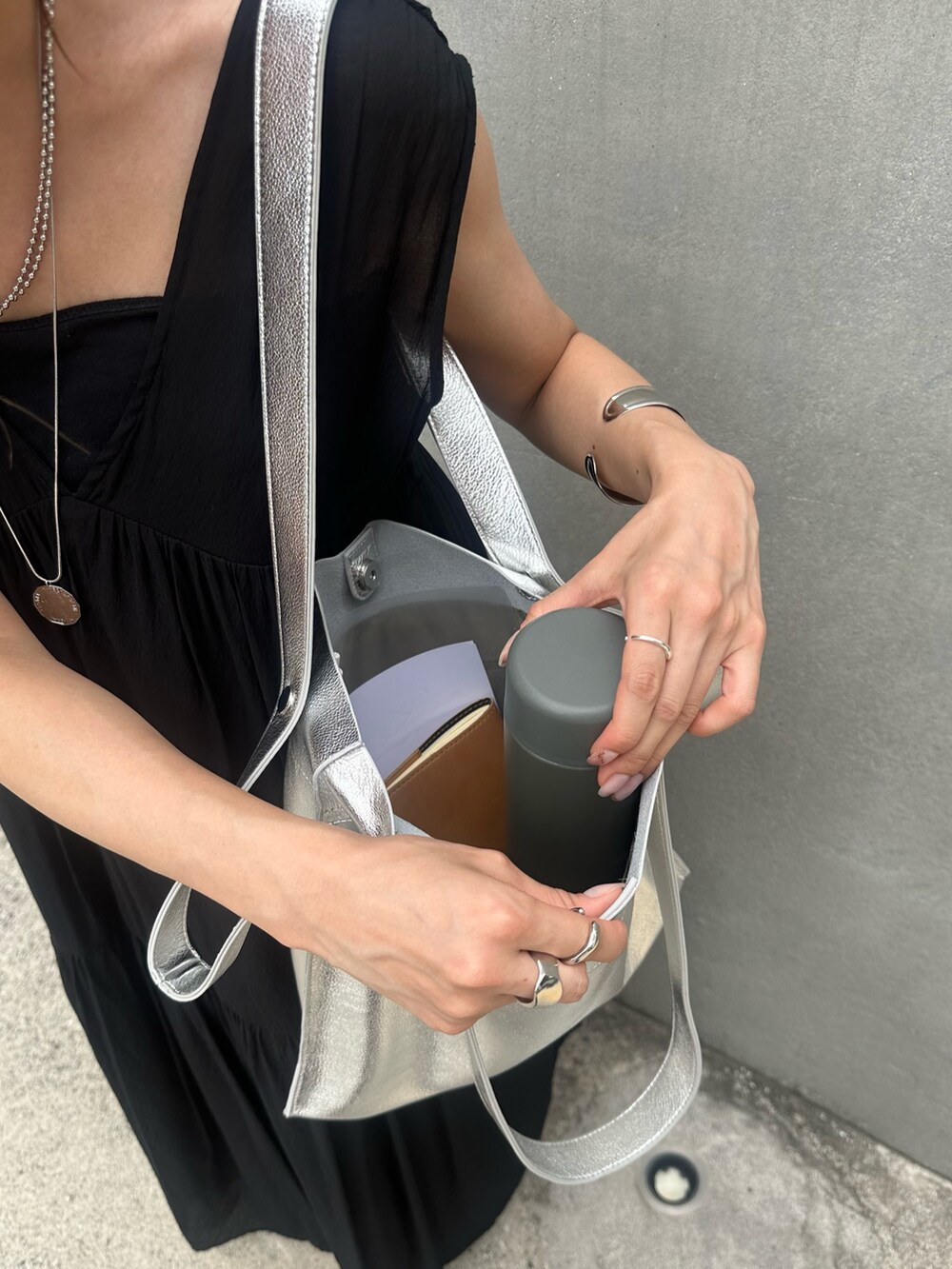 「夏コーデ、大人女子、シンプルスタイル、大人カジュアルコーデ、ティアードワンピース、ブラックコーデ、30代コーデ、メタリックバッグ、A4バッグ、A4トート」｜「Beau'reの【WEB限定】【BEAURE/ヴュレ】カウレザー 2WAY ハンドル トートバッグ（トートバッグ、シルバー系）」を使った、もっちさん（レディース・156cm）の夏コーディネートの6枚目の写真