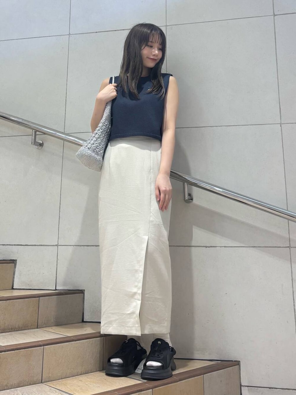 「大人カジュアル、デートコーデ、バッグ、きれいめカジュアル、オトナカジュアル、senseofplace、夏コーデ、プチプラ、休日スタイル、URTECH、大人コーデ、プチプラコーデ、お出掛けコーデ、綺麗めカジュアル、綺麗めコーデ」｜「SENSE OF PLACE by URBAN RESEARCHのメタリックヤーンバッグ（ハンドバッグ、シルバー系）」を使った、はつねさん（レディース・159cm）の夏コーディネートの2枚目の写真