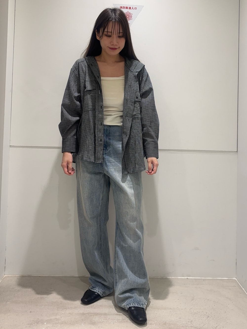ホワイト系のキャミソール、ブラック系のシャツ/ブラウス、ブルー系のデニムパンツを着用したレディースの夏コーディネートの2枚目の写真