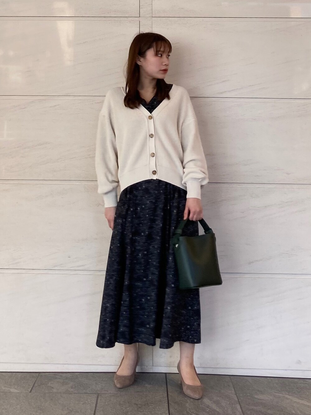 ブラック系のワンピース、ホワイト系のカーディガン/ボレロ、ホワイト系のその他を着用したレディースの春コーディネートの2枚目の写真