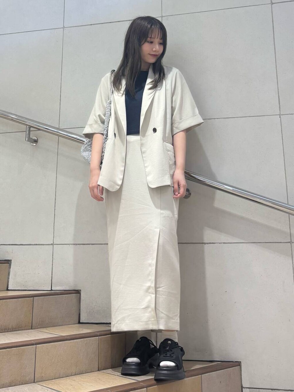 「大人カジュアル、デートコーデ、バッグ、きれいめカジュアル、オトナカジュアル、senseofplace、夏コーデ、プチプラ、休日スタイル、URTECH、大人コーデ、プチプラコーデ、お出掛けコーデ、綺麗めカジュアル、綺麗めコーデ」｜「SENSE OF PLACE by URBAN RESEARCHのメタリックヤーンバッグ（ハンドバッグ、シルバー系）」を使った、はつねさん（レディース・159cm）の夏コーディネートの3枚目の写真