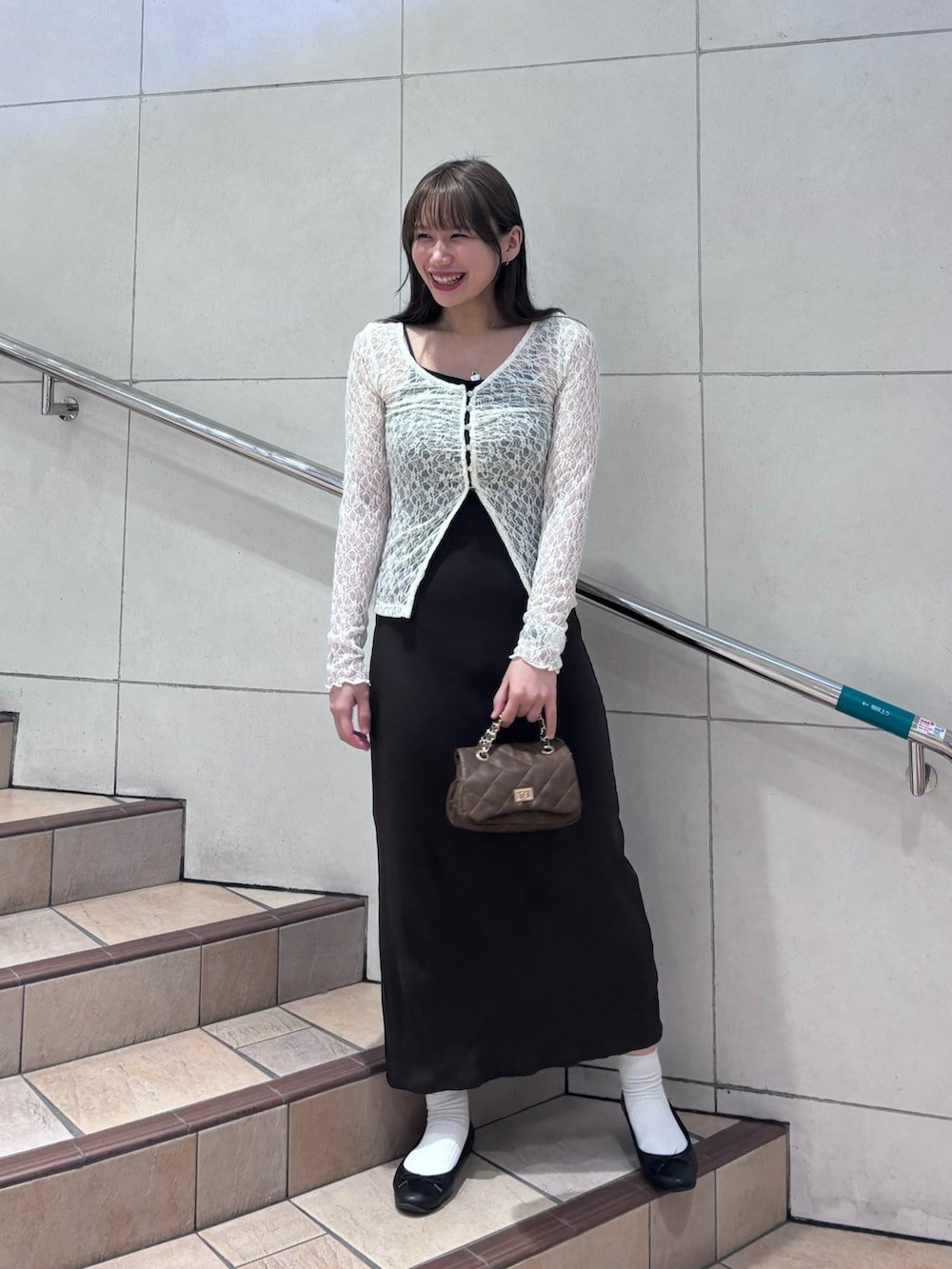 ブラック系のワンピース、ホワイト系のTシャツ/カットソーを着用したレディースの秋コーディネートの2枚目の写真