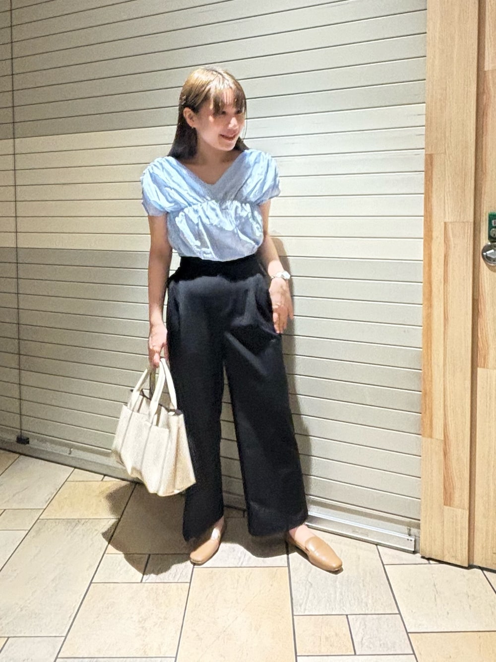 ブルー系のシャツ/ブラウス、ブラック系のその他パンツ、ホワイト系のトートバッグを着用したレディースの夏コーディネートの3枚目の写真