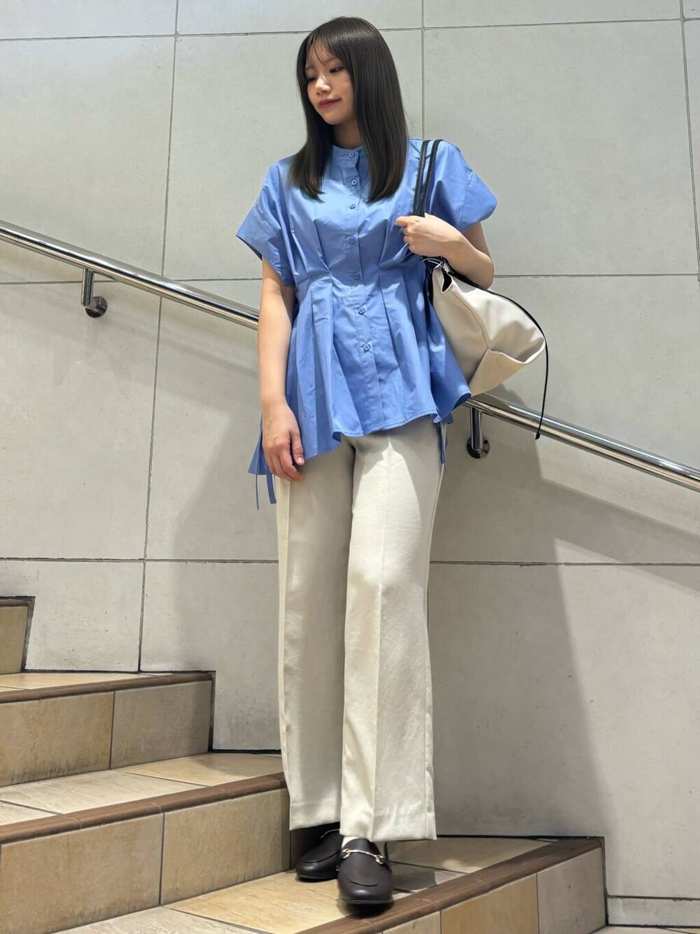 ブラウン系のローファー、ベージュ系のトートバッグ、ベージュ系のその他パンツを着用したレディースの春コーディネートの2枚目の写真