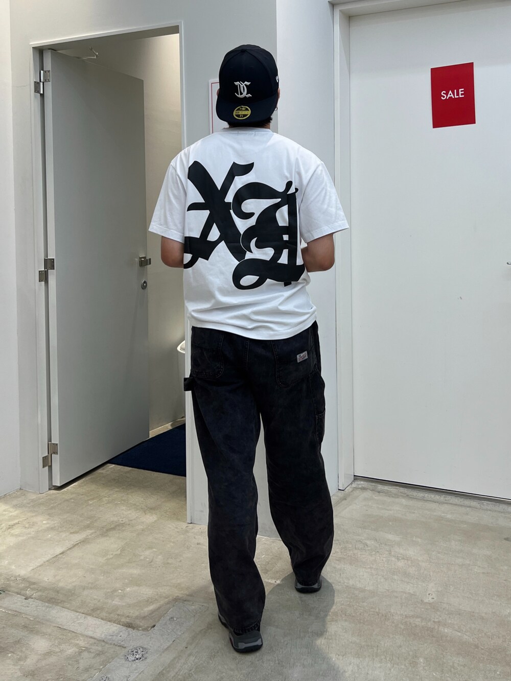 「XLARGE」｜「NEW ERAのXLARGE×NEWERA OLD ENGLISH CAP（キャップ、ブルー系）」を使った、横南 丈さん（メンズ・175cm）の夏コーディネートの2枚目の写真