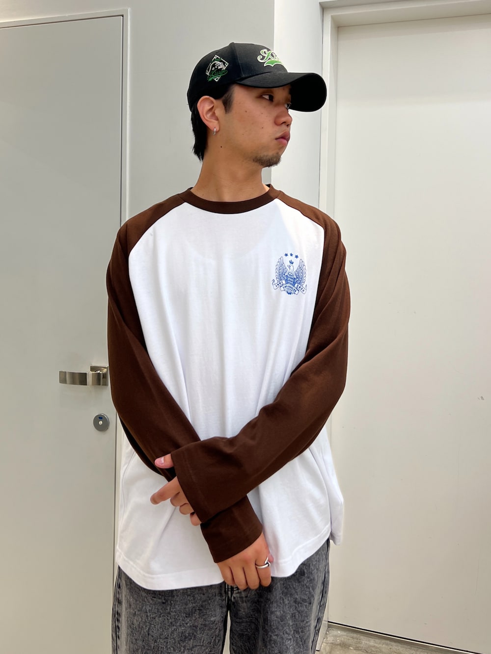 「XLARGE」｜「XLARGEのXLARGE×NEWERA VARSITY LOGO SNAPBACK CAP（キャップ、ブラック系）」を使った、横南 丈さん（メンズ・175cm）の春コーディネートの4枚目の写真