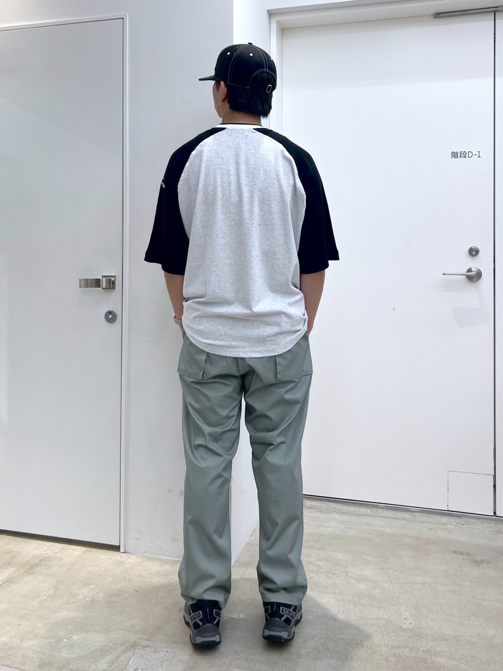 「XLARGE」｜「XLARGEのOVAL LOGO MESH CAP（キャップ、ブラック系）」を使った、横南 丈さん（メンズ・175cm）の春コーディネートの2枚目の写真