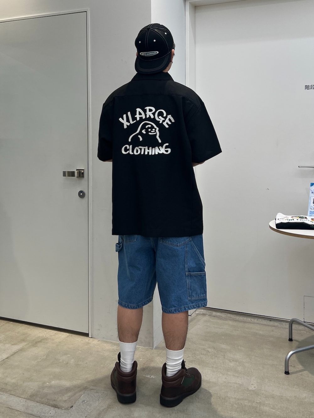 「XLARGE」｜「XLARGEのアイテム（デニムパンツ、ブルー系）」を使った、横南 丈さん（メンズ・175cm）の春コーディネートの2枚目の写真