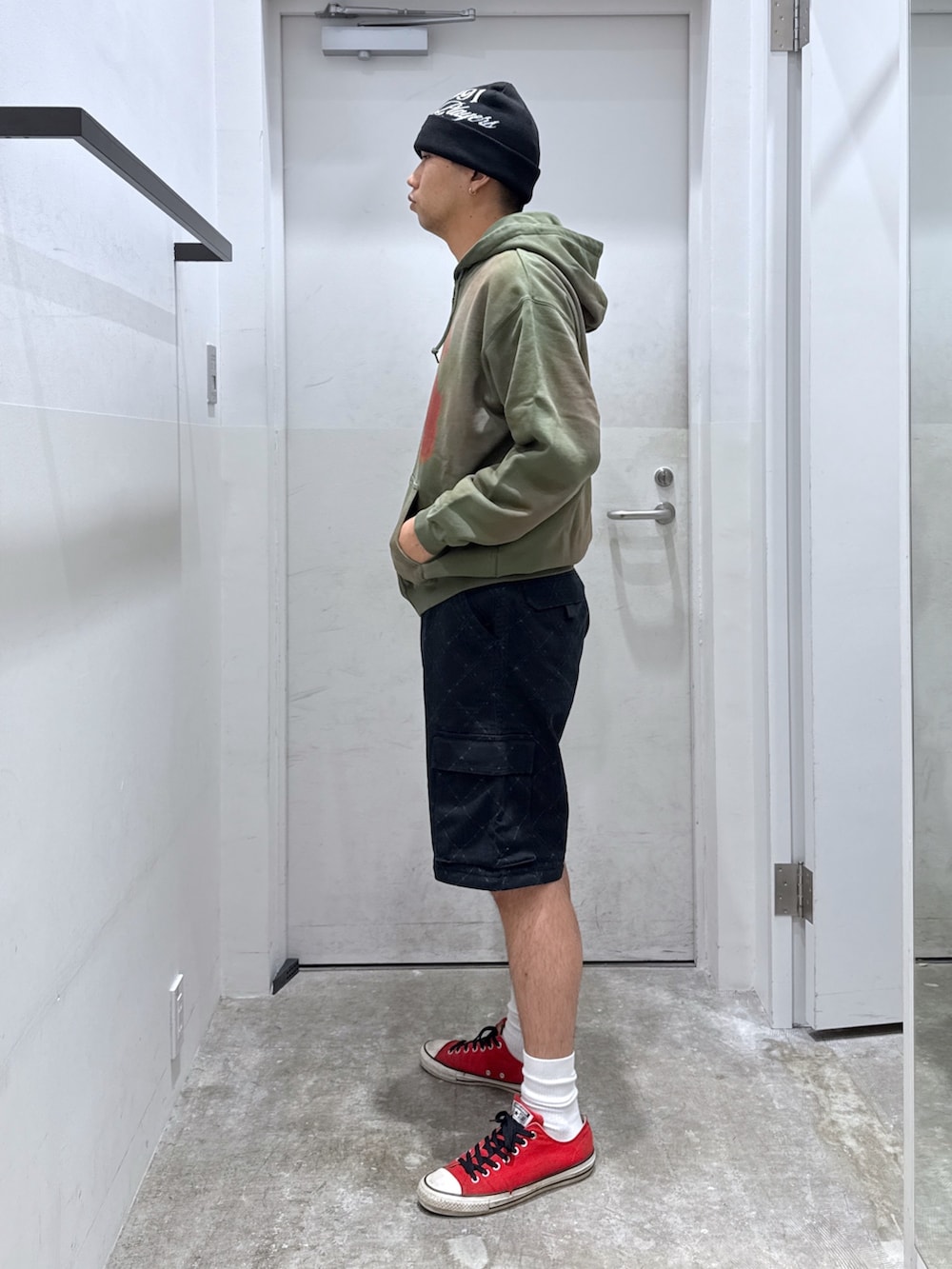「ジップパーカー、秋服準備はじめました、カジュアルコーデ、休日スタイル、ストリート」｜「XLARGEのBARBED WIRE 2WAY CARGO PANTS（カーゴパンツ、ブラック系）」を使った、横南 丈さん（骨格ストレート・メンズ・175cm）の秋コーディネートの2枚目の写真