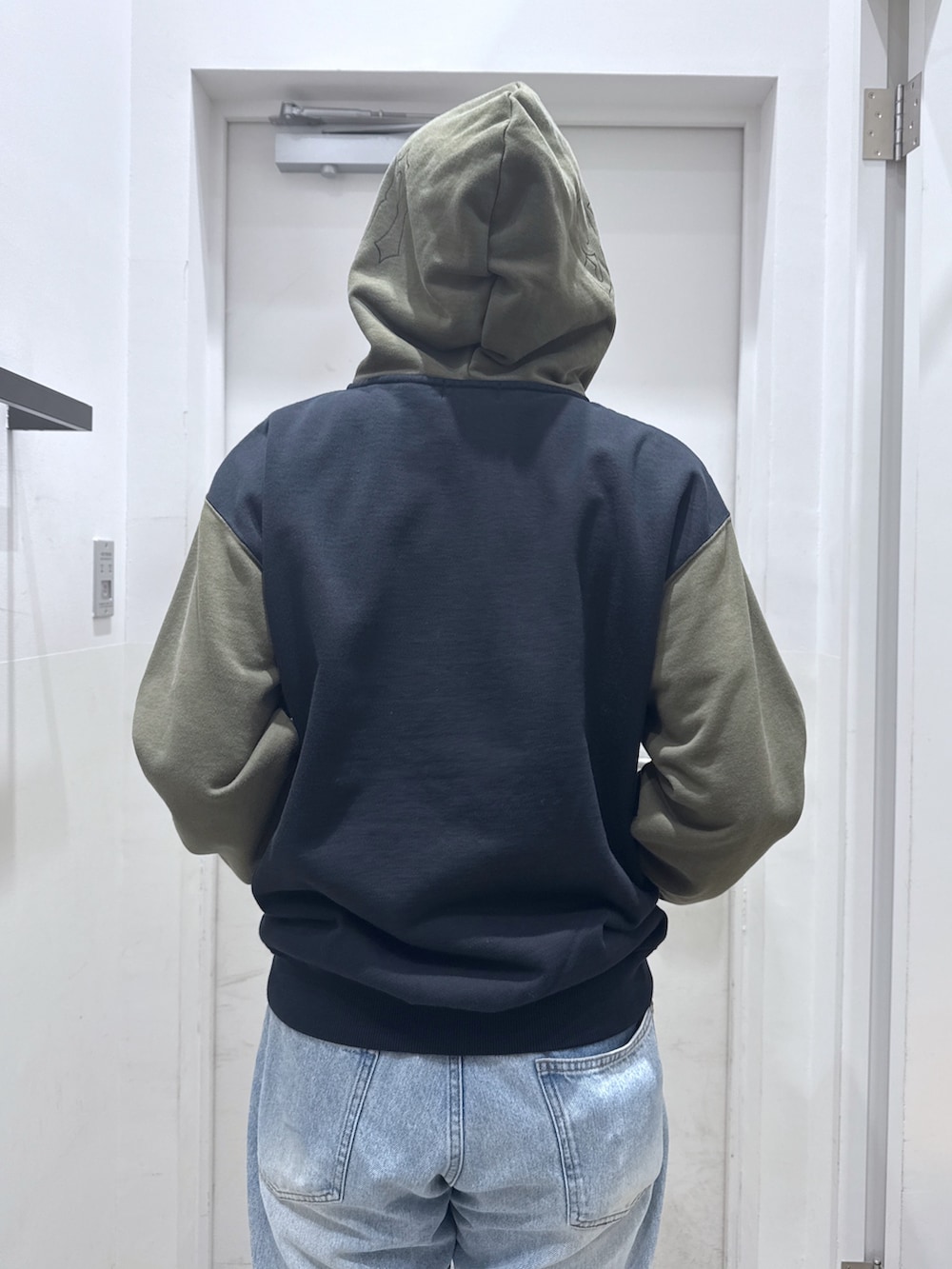 「ジップパーカー、秋服準備はじめました、カジュアルコーデ、休日スタイル、ストリート、季節の変わり目羽織コーデ」｜「XLARGEのOLD ENGLISH DENIM PANTS（デニムパンツ、ブルー系）」を使った、横南 丈さん（骨格ストレート・メンズ・175cm）の秋コーディネートの6枚目の写真
