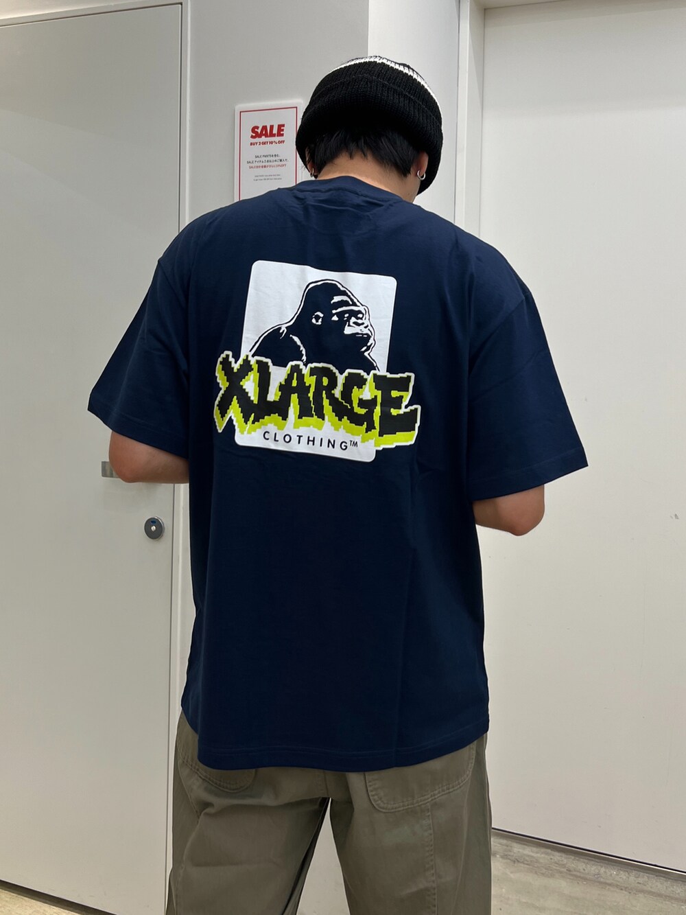「XLARGE」｜「XLARGEのSTRIPED BEANIE（ニットキャップ/ビーニー、ブラック系）」を使った、横南 丈さん（メンズ・175cm）の夏コーディネートの2枚目の写真