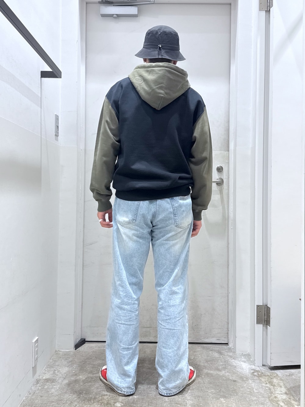 「ジップパーカー、秋服準備はじめました、カジュアルコーデ、休日スタイル、ストリート、季節の変わり目羽織コーデ」｜「XLARGEのOLD ENGLISH DENIM PANTS（デニムパンツ、ブルー系）」を使った、横南 丈さん（骨格ストレート・メンズ・175cm）の秋コーディネートの3枚目の写真